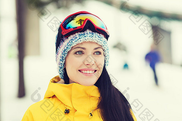 戴着滑雪镜的快乐的年轻女子