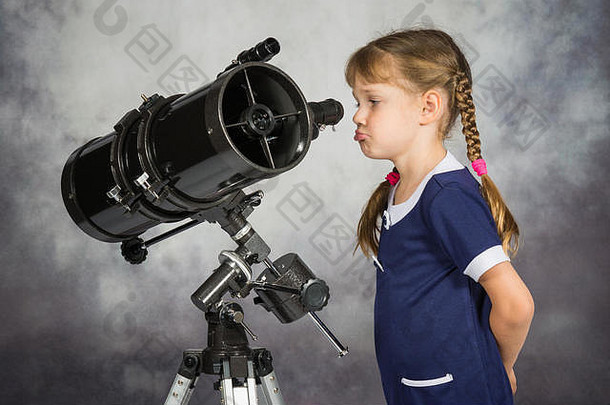 女孩失望望远镜