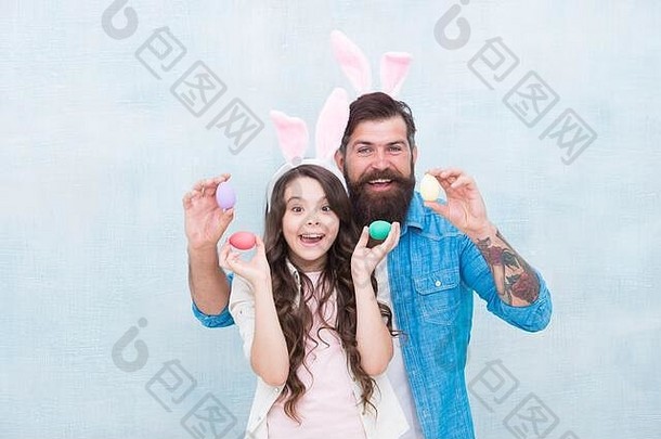 很高兴成为一家人。女儿和父亲为复活节寻找彩蛋。复活节快乐。父亲和女儿。兔子家庭的乐趣。家庭快乐。戴着兔耳朵<strong>过春节</strong>。