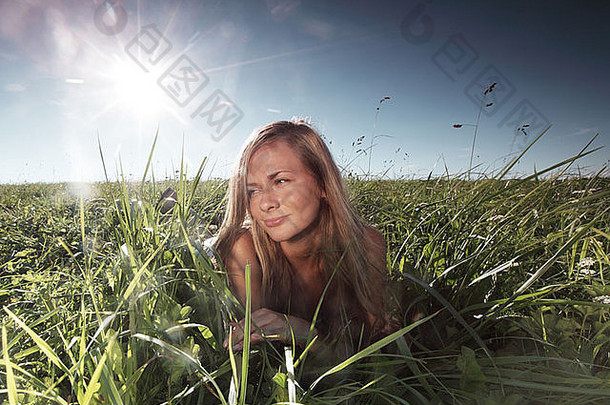 绿色草地上的女人特写
