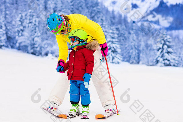 妈妈。孩子滑雪阿尔卑斯山脉山活跃的妈妈蹒跚学步的孩子安全头盔护目镜波兰人
