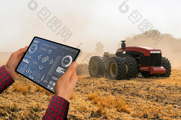 一位农民用数字平板电脑控制智能农场上的自动拖拉机