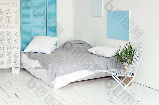 斯堪的纳维亚风格的白色阁楼内部。舒适的<strong>北欧风格</strong>公寓区，白色木地板<strong>卧室</strong>，金属椅子和橄榄树。房间改头换面的概念，文本的自由空间。