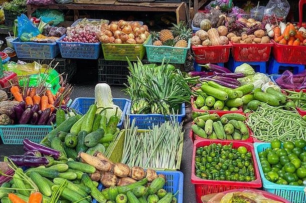 各种各样的<strong>蔬菜</strong>出售户外市场越南