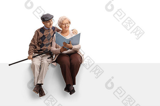 一对老年夫妇坐在一块嵌板上，读着一本白色背景的书