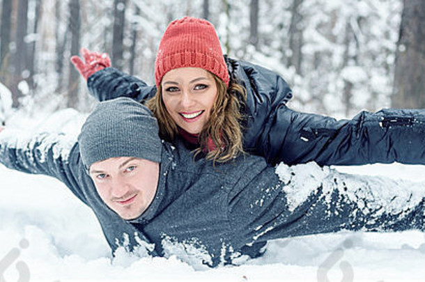 冬季公园中的幸福夫妇肖像