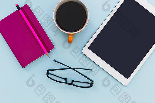 白色平板电脑，带咖啡杯和蓝色背景阅读眼镜