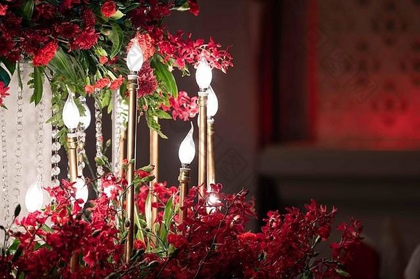 领导光黄金蜡烛装饰婚礼事件红色的兰花