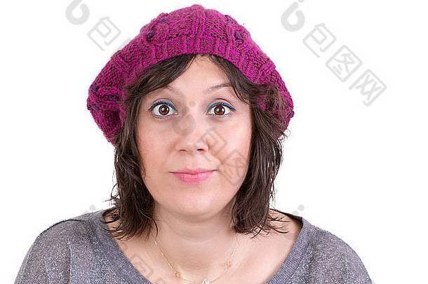 有吸引力的女人穿紫色的针织冬天帽开放眼睛宽令人惊讶的事物怀疑显示难以置信