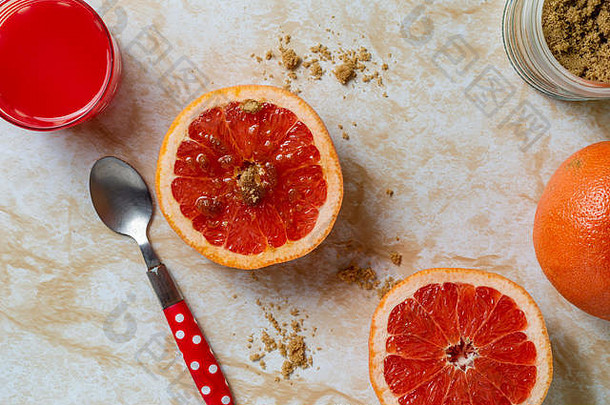 新鲜葡萄柚和<strong>鲜榨</strong>柑橘<strong>果汁</strong>，红糖，健康早餐，放在浅色大理石桌面上