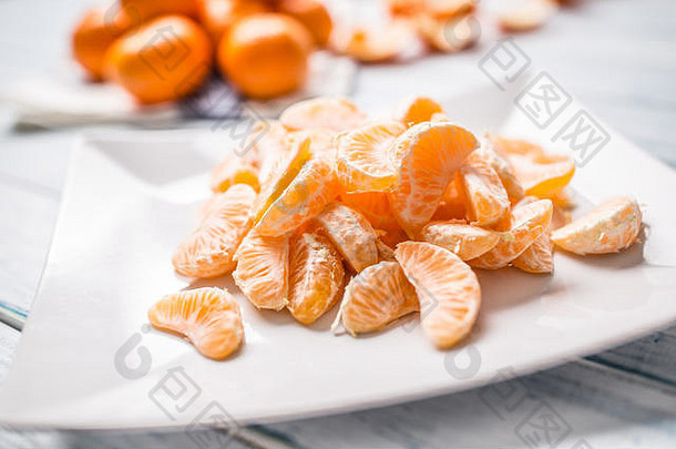 在盘子里或碗里放上新鲜的橘子。