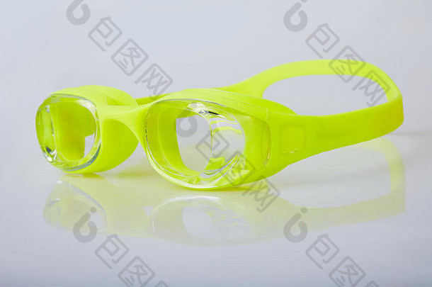白色背景上的专业游泳眼镜。成人泳池护目镜。