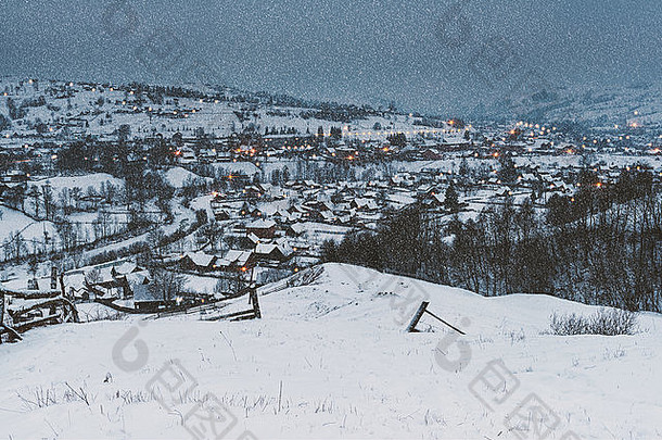 令人难以置信的山村冬天降雪仙女演讲景观