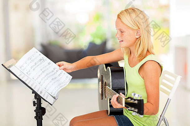 有才华的13岁以下的女孩玩吉他音乐的和弦