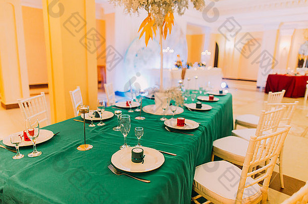 绿色桌布的婚礼桌。在豪华餐厅庆祝。