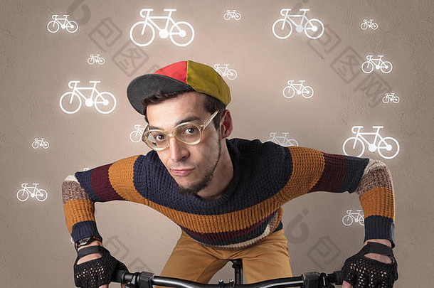 以线条画自行车为背景的年轻可笑的自行车手