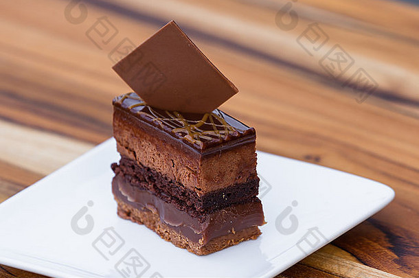 关闭蛋糕倍数层巧克力焦糖新装的黑暗巧克力广场