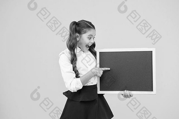 我们学校的良好宣传。孩子们用手指着空白黑板做<strong>学校宣传</strong>。小孩在整洁的空白黑板上展示宣传活动。宣传板，复印空间。