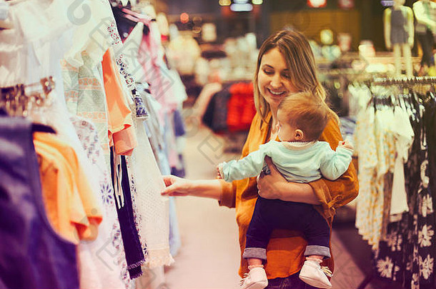 一个金发女人和一个小女儿在服装店里
