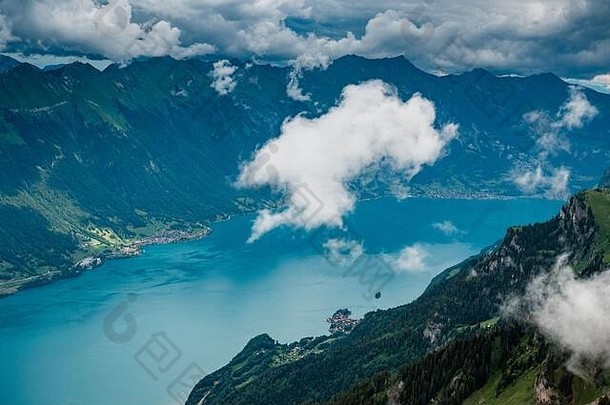 空中视图湖布里恩茨伊塞尔特瓦尔德伯恩阿尔卑斯山脉直升机