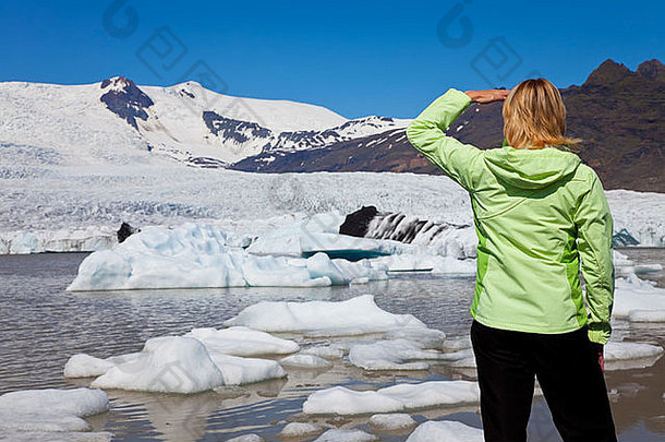 环境图片女人徒步旅行者穿着绿色夹克影响气候改变融化冰川