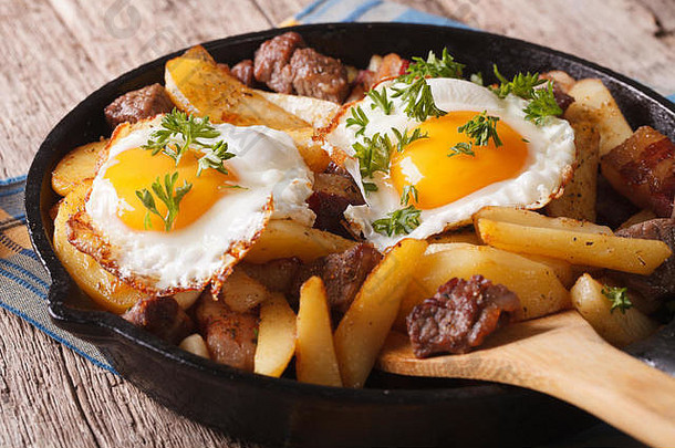 奥地利食物：在平底锅里用肉、火腿和鸡蛋炸土豆。水平的