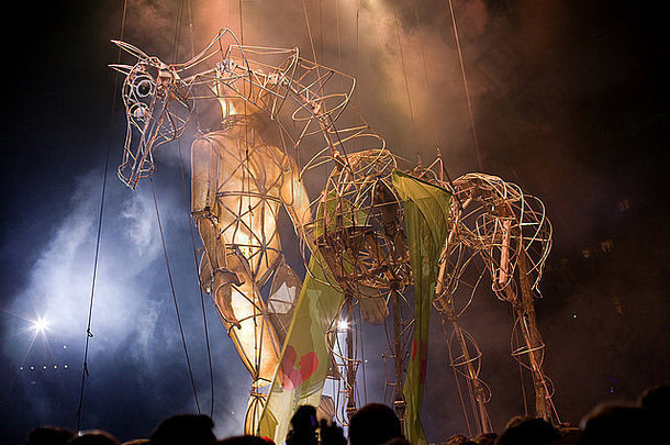 9月22日，葡萄牙吉马拉斯：在欧洲的街头表演中，拉·富拉·德尔斯·鲍斯与巨大的木偶和马一起表演