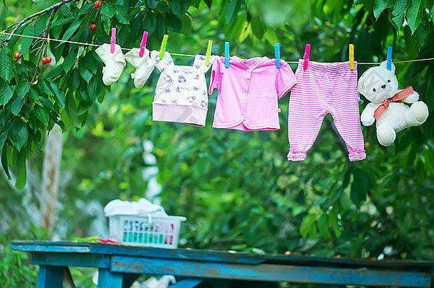 婴儿衣服清晰的婴儿linnen花园