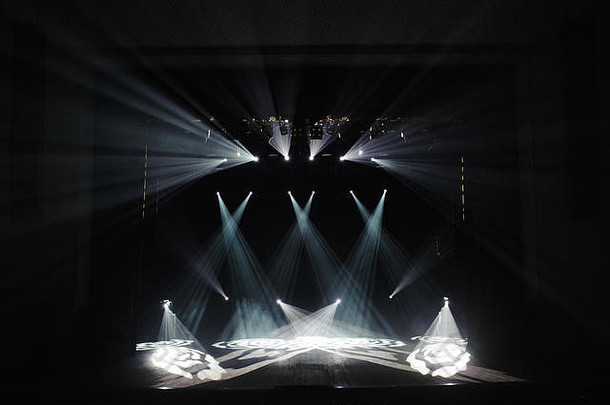 有灯光的自由舞台、空舞台的背景、聚光灯、霓虹灯、烟雾。