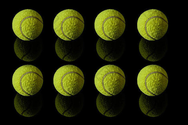旧的或用过的网球、网球拍和手腕带用黑色隔离，带有反光波纹管
