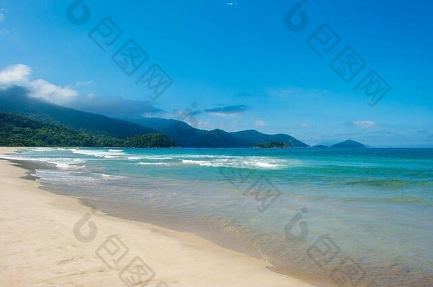 美丽的海滩，以群山为背景。巴西伊尔哈贝拉岛。