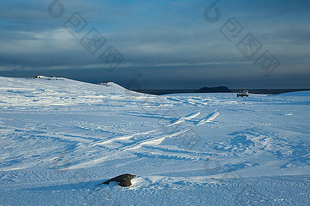 冰岛Myrdalsjökull冰川的空旷景观，背景为路虎卫士超级<strong>吉普车</strong>