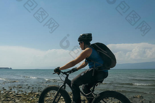 脂肪自行车被称为胖子自行车fat-tire自行车夏天开车海滩