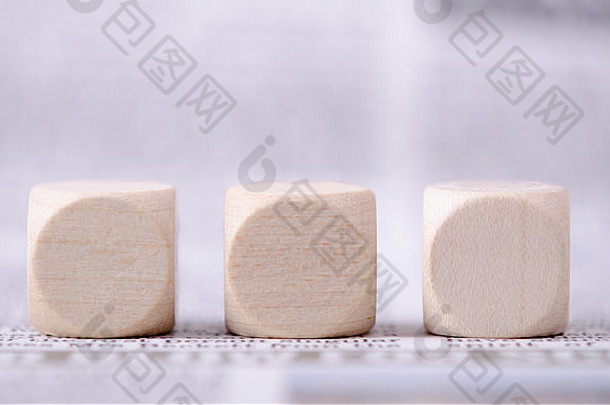 三个木制骰子，你可以把你的文字。