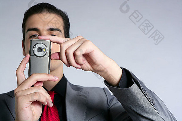 商人灰色的西装采取照片电话相机