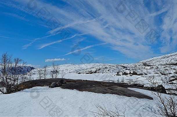 在蓝色阳光明媚的冬日，山顶上的风车公园