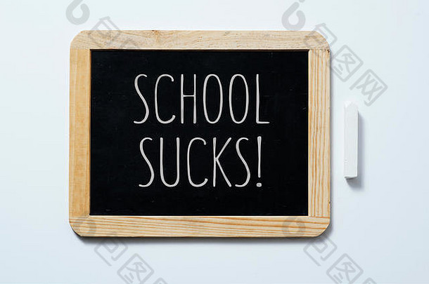 高角视图绝缘效果黑板上文本学校糟透了写一块粉笔白色表面
