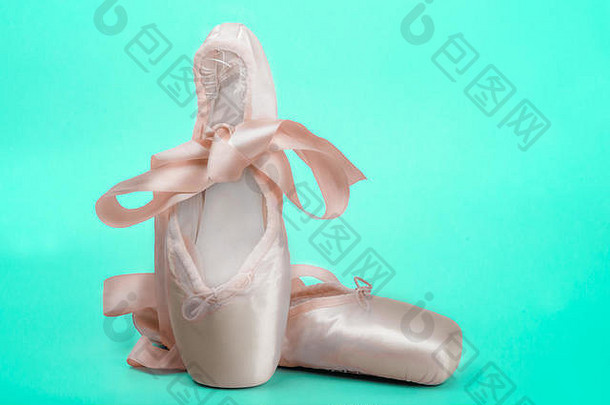 波因特舞鞋芭蕾舞鞋，在绿色背景上漂亮地折叠成蝴蝶结