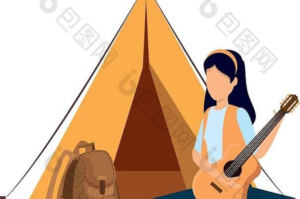 用露营帐篷和旅行袋弹吉他的年轻女子