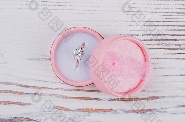 钻石环粉红色的礼物盒子