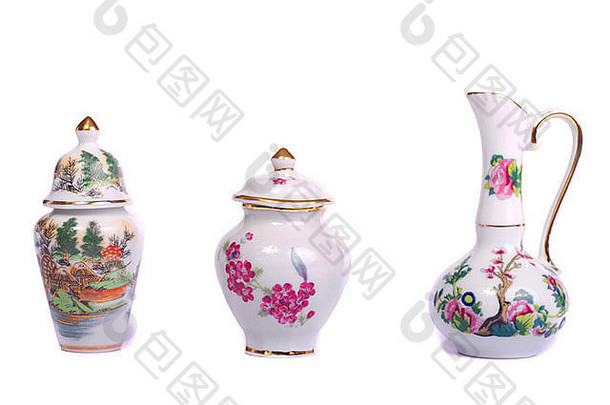 白色背景上隔离的一些装饰陶瓷花瓶的特写图。