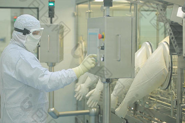 制药生产行工人工作机器人手臂提升安瓿包装行制药工厂制药行业安瓿包装机