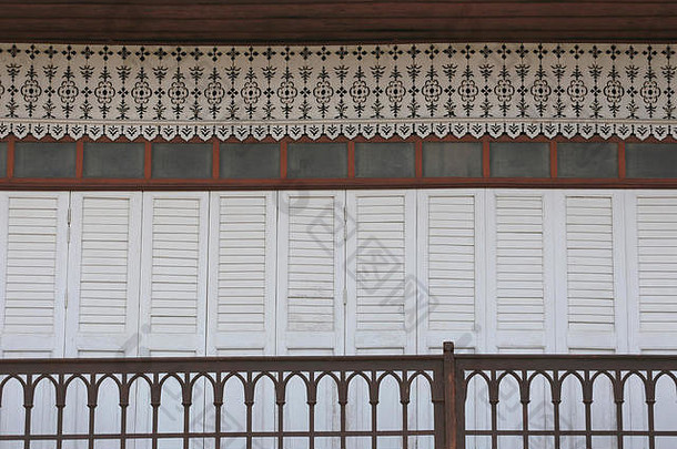 泰国传统民居的墙面以当地建筑装饰为设计施工背景。