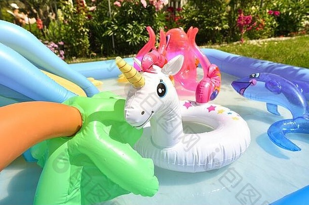 充气玩具白色独角兽，球，鱼，章鱼。。。在游泳池