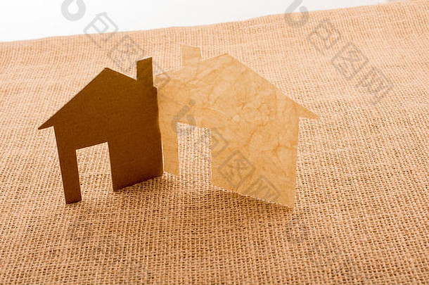 在画布背景上用纸剪成的小房子形状