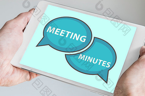 会议纪要概念，手持现代平板电脑或智能手机作为幻灯片背景