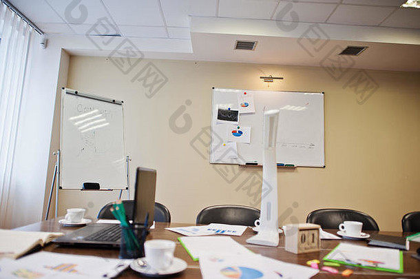 配备笔记本电脑、平板电脑、设备和桌上led灯的现代创意工作场所。办公室设计概念与图形。