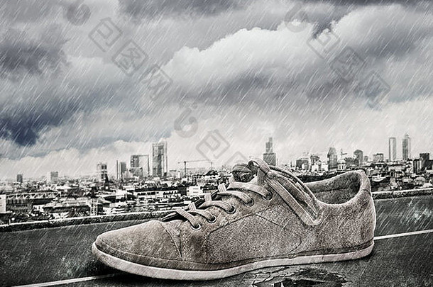 下雨时在街上行走的单鞋