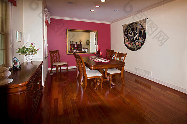 餐厅房间传统的木家具pedastal表格椅子餐具柜镜子挂毯巴西樱桃地板房子水平