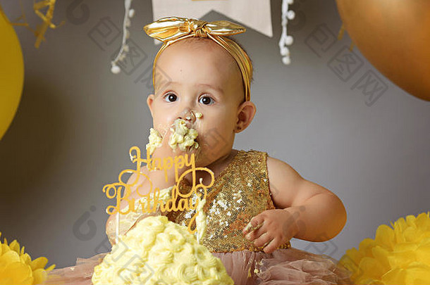 可爱的小女孩在吃蛋糕